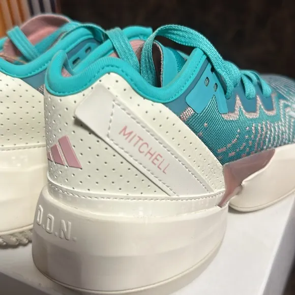 adidas Kids' D.O.N. Issue #4 Basketball Shoes: BLUE/OFF-WHITE: NEW IN BOX:SZ 5.5