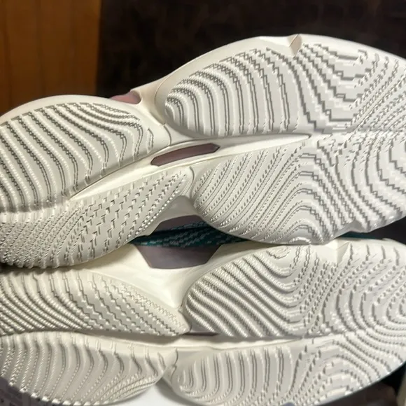adidas Kids' D.O.N. Issue #4 Basketball Shoes: BLUE/OFF-WHITE: NEW IN BOX:SZ 5.5