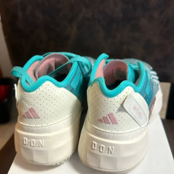 adidas Kids' D.O.N. Issue #4 Basketball Shoes: BLUE/OFF-WHITE: NEW IN BOX:SZ 5.5