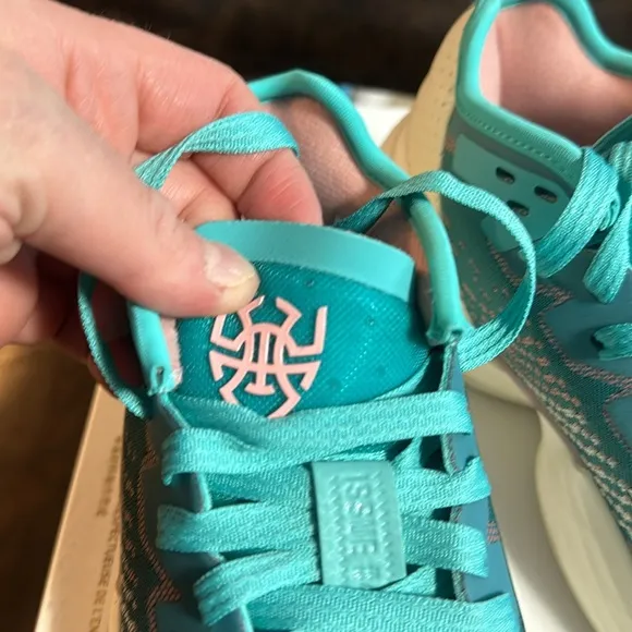 adidas Kids' D.O.N. Issue #4 Basketball Shoes: BLUE/OFF-WHITE: NEW IN BOX:SZ 5.5