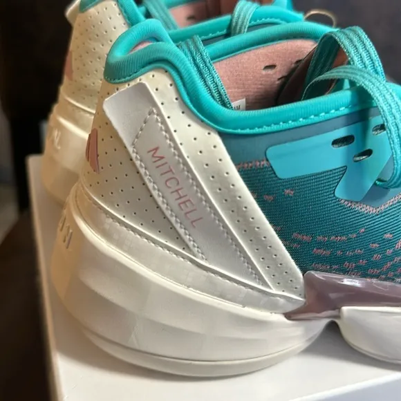 adidas Kids' D.O.N. Issue #4 Basketball Shoes: BLUE/OFF-WHITE: NEW IN BOX:SZ 6.5