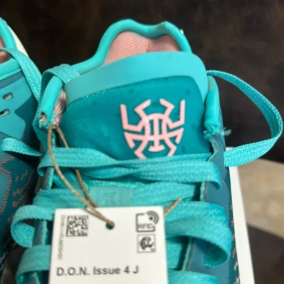 adidas Kids' D.O.N. Issue #4 Basketball Shoes: BLUE/OFF-WHITE: NEW IN BOX:SZ 6.5
