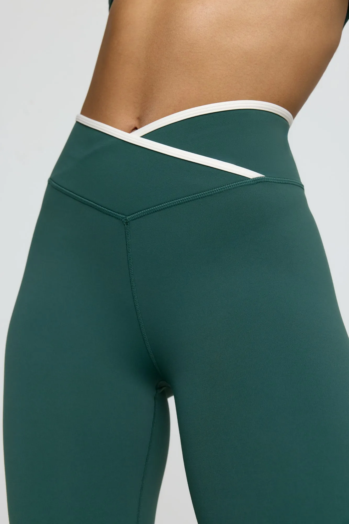 DayFlex Contrast Trim Wrap High Waisted Legging - Hunter Green And Buttermilk
