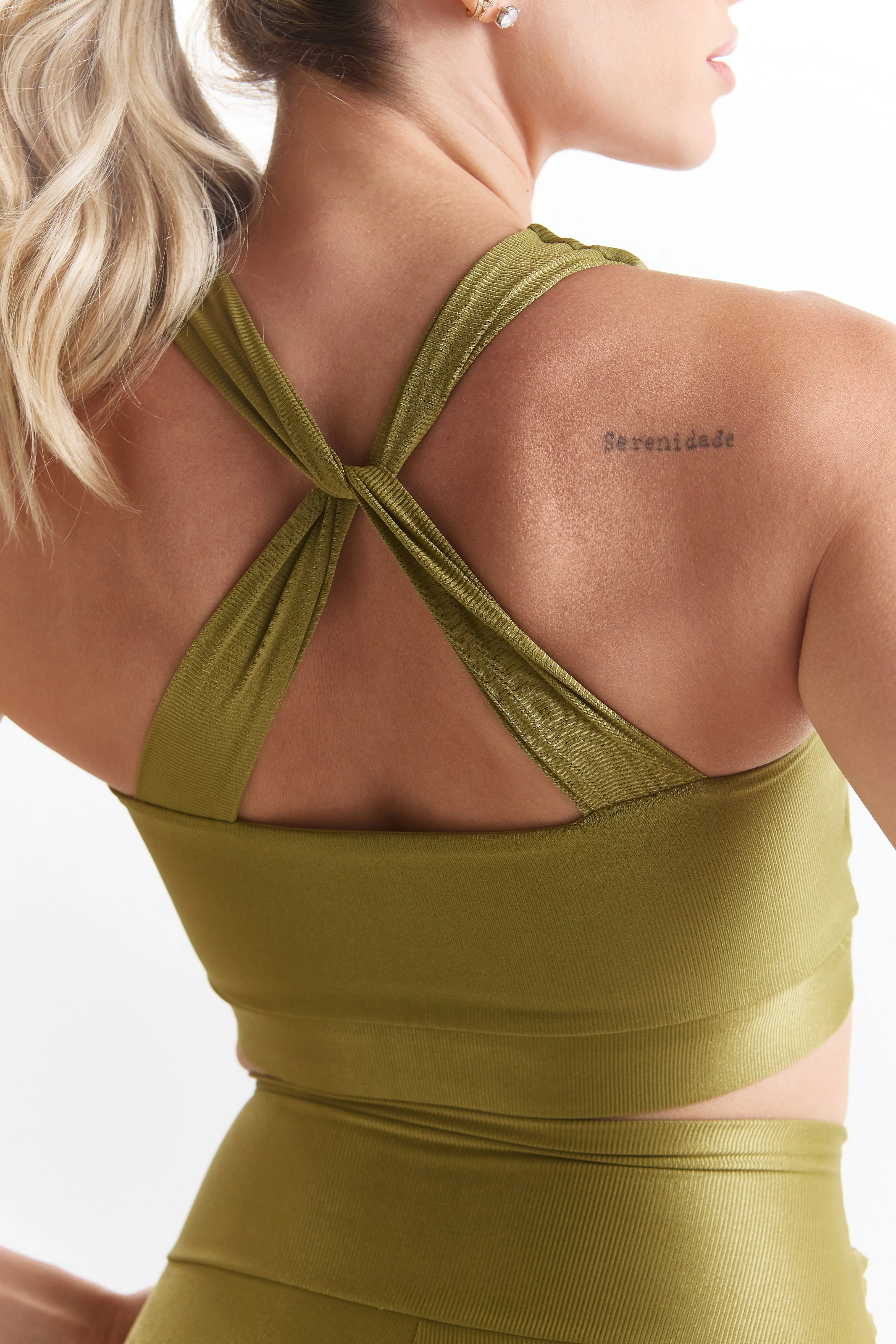 Essential Elegance Ribbed Sports Bra - Crossback Design for Medium Impact and Active Comfort
