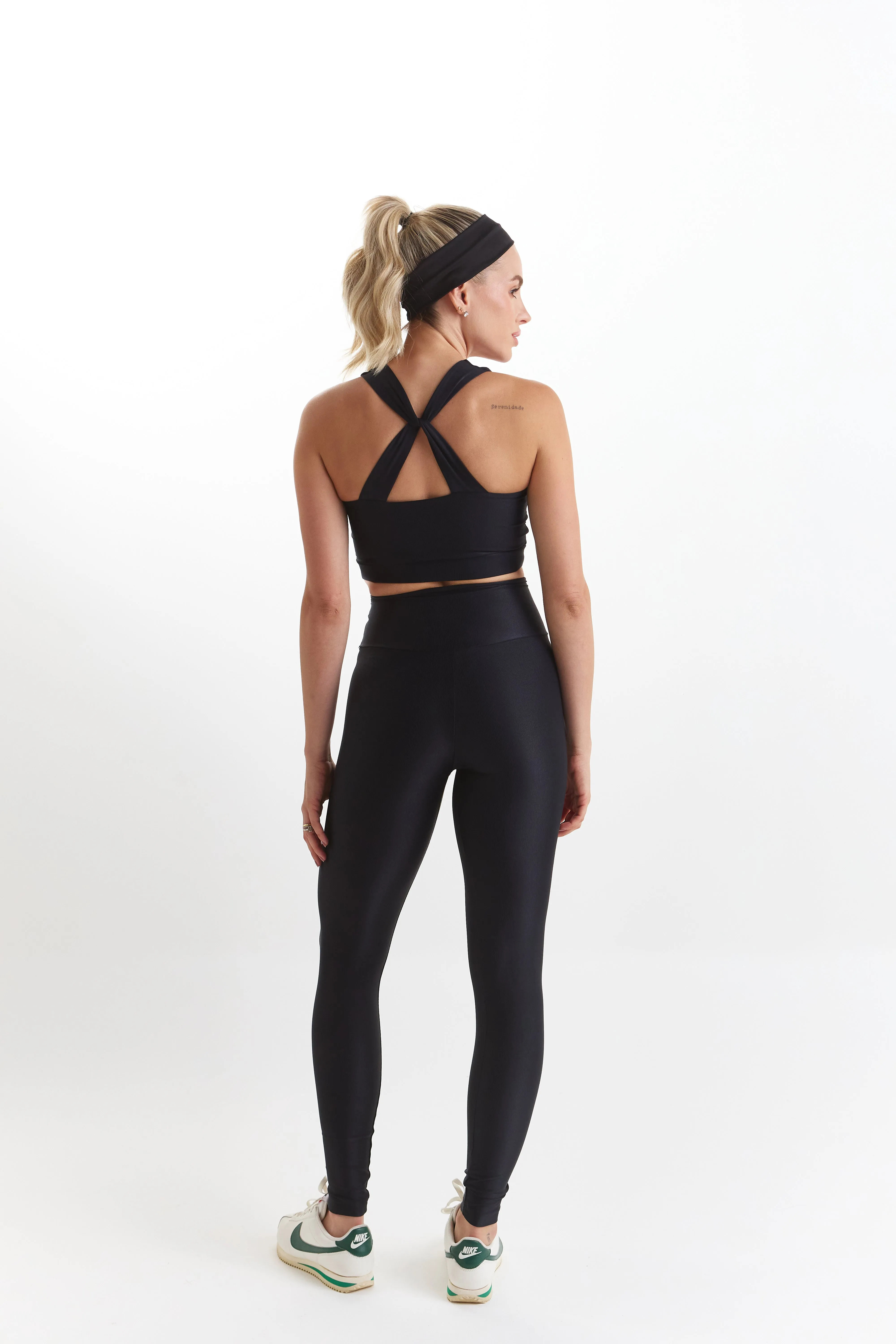 Essential Elegance Ribbed Sports Bra - Crossback Design for Medium Impact and Active Comfort
