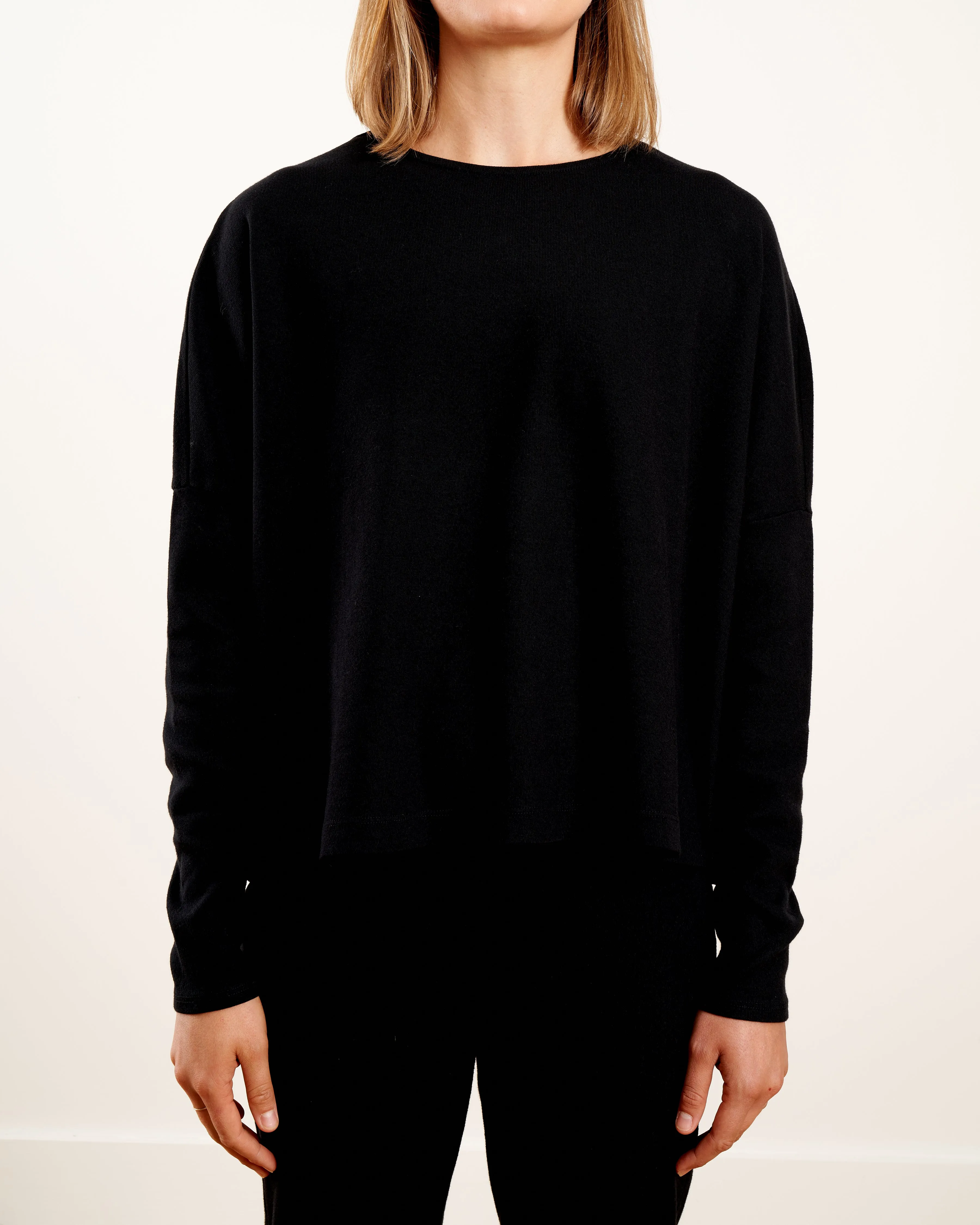 oversized cropped pullover - black