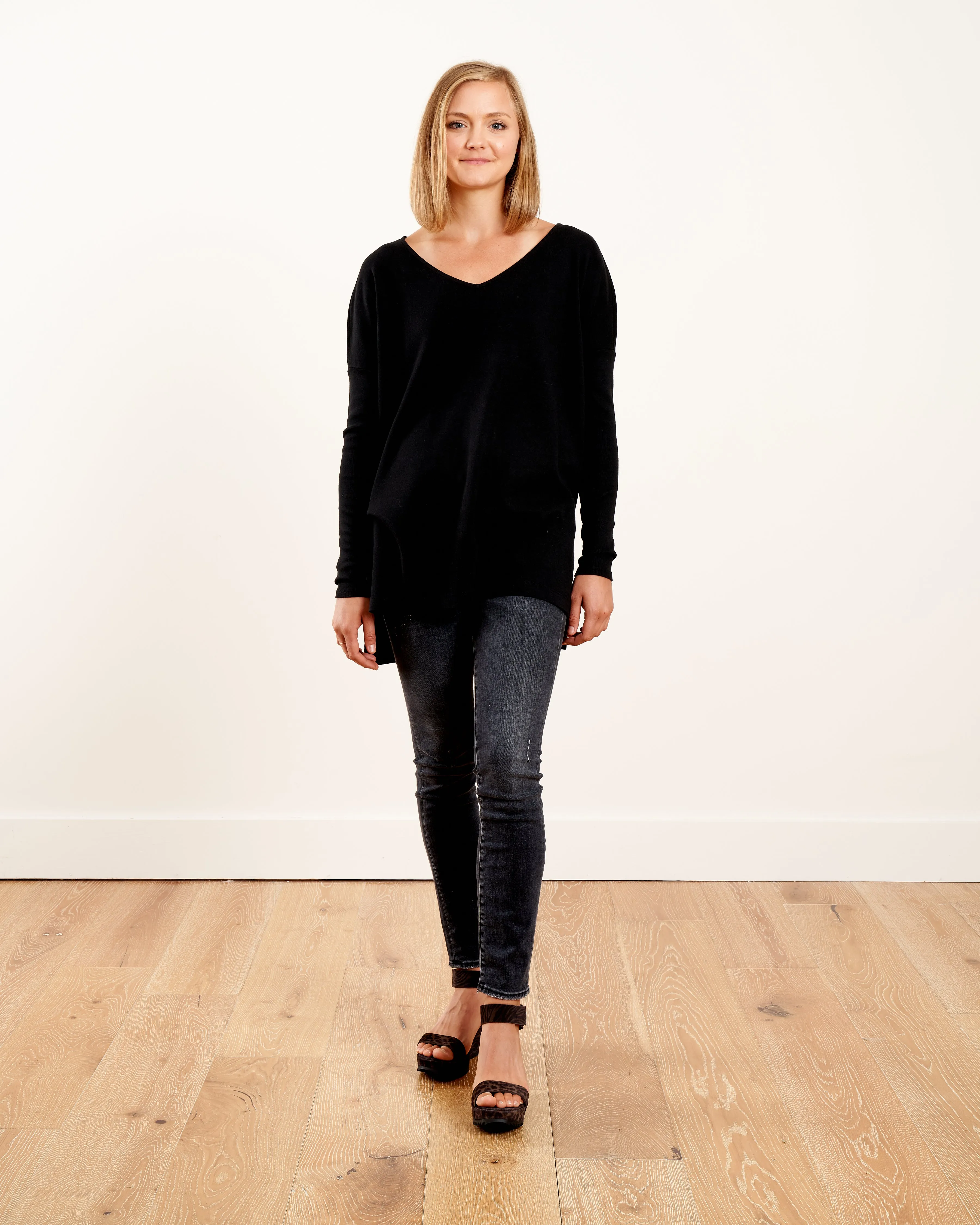 oversized cropped v-neck tunic - black