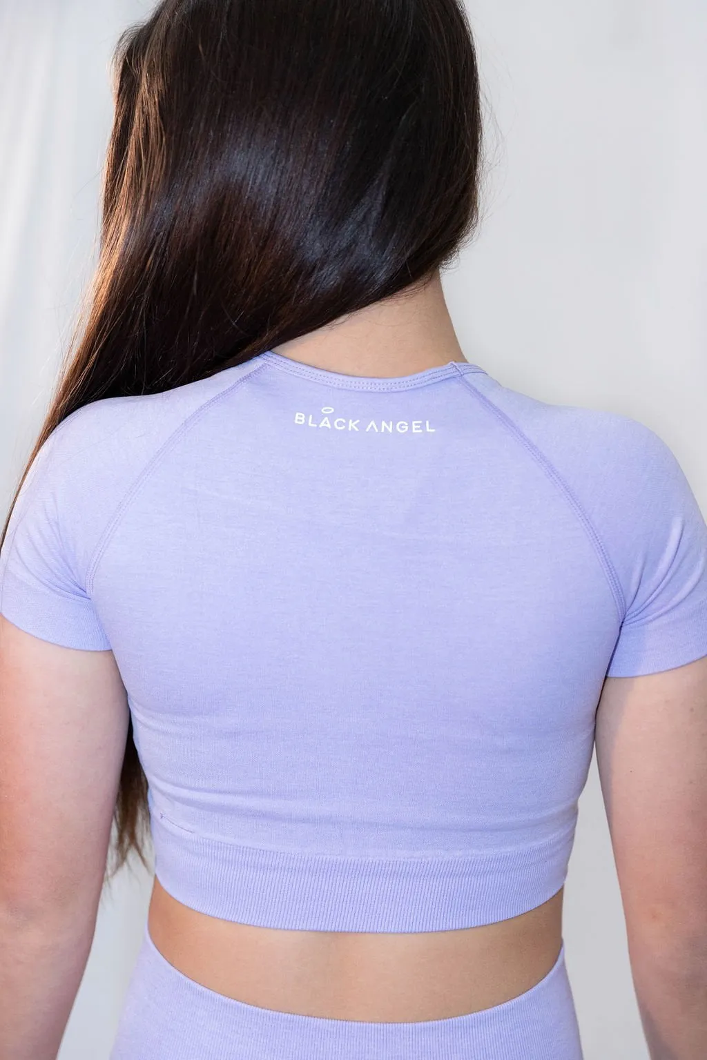 SEAMLESS LILAC CROP TEE