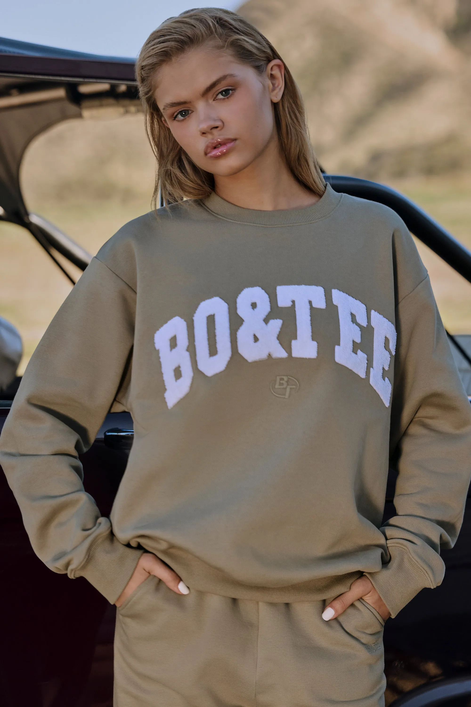 Signature - Oversized Crew Neck Sweatshirt in Soft Olive
